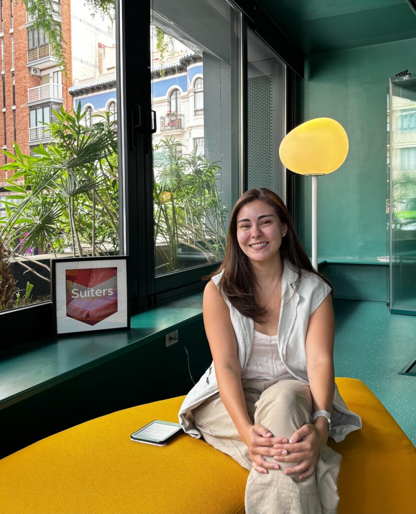Constanza viviendo la experiencia de coliving en Alicante.